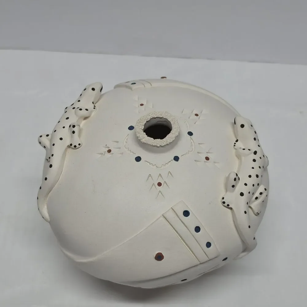 Native American Acoma Pueblo White Pottery Seed Gecko Pot Zelda & Elliott Garcia